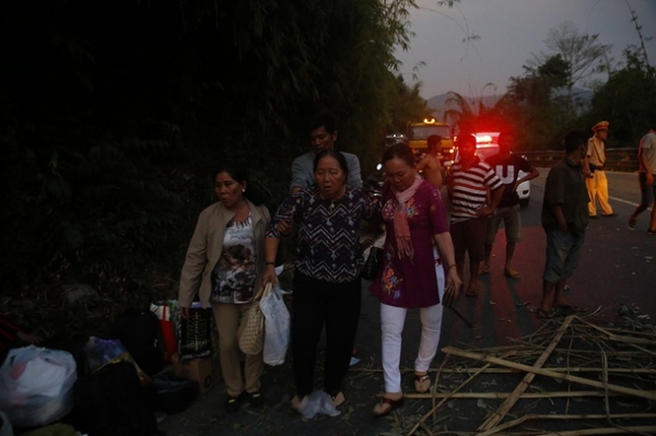 Video: Đèo Bảo Lộc kẹt cứng sau vụ tai nạn 6 người thương vong - Ảnh 5.