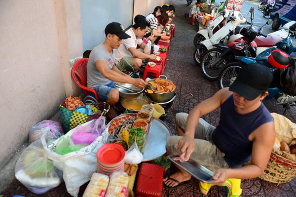​Mu&ocirc;n kiểu thức ăn đường phố mất vệ sinh - Ảnh 5.