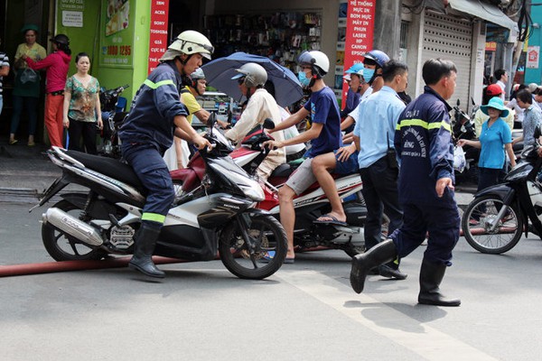 Hai phụ nữ ra đường chặn xe c&aacute;n ống nước chữa ch&aacute;y - Ảnh 5.