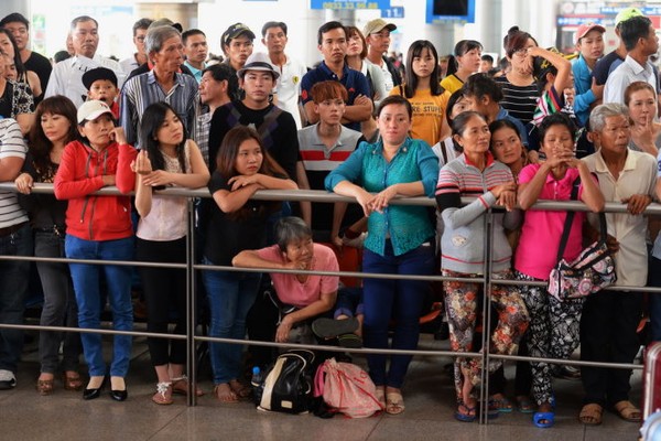 Hàng ngàn Việt kiều về ăn tết, sân bay kẹt cứng - Ảnh 5.
