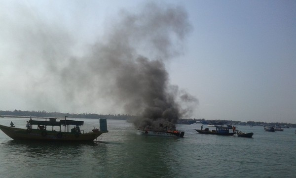 Ch&aacute;y t&agrave;u du lịch tr&ecirc;n cảng Cửa Đại, Hội An - Ảnh 4.