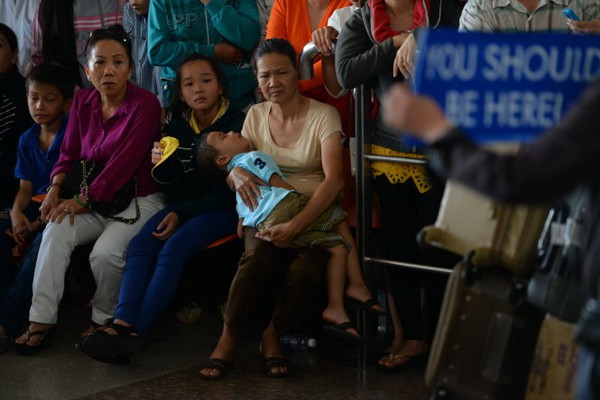 Hàng ngàn Việt kiều về ăn tết, sân bay kẹt cứng - Ảnh 6.