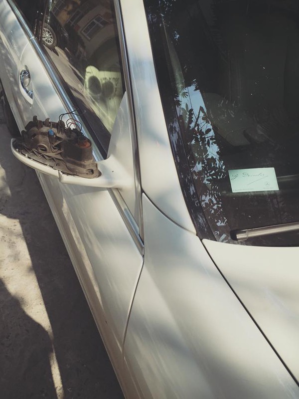 Hàng loạt ô tô bị vặt gương và đập vỡ kính trong ngày đầu năm - Ảnh 5.