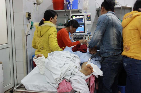 Bệnh viện quá tải Tết, bệnh nhân nằm hành lang chờ cấp cứu - Ảnh 6.