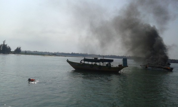 Ch&aacute;y t&agrave;u du lịch tr&ecirc;n cảng Cửa Đại, Hội An - Ảnh 5.