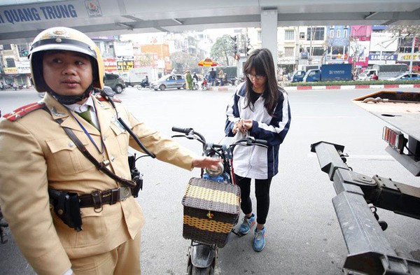 Bị đe thôi học, trò mang mũ chẳng thèm đội - Ảnh 6.