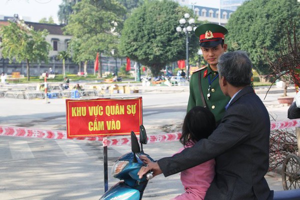 H&agrave; Nội: Trận địa ph&aacute;o hoa được bảo vệ nghi&ecirc;m ngặt trước giờ G - Ảnh 7.