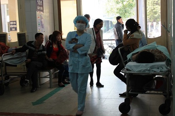 Bệnh viện quá tải Tết, bệnh nhân nằm hành lang chờ cấp cứu - Ảnh 7.