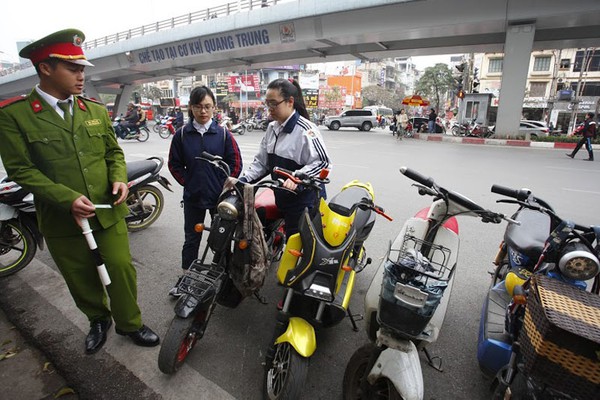 Bị đe thôi học, trò mang mũ chẳng thèm đội - Ảnh 7.