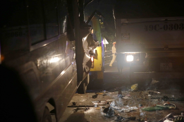 Video: Đèo Bảo Lộc kẹt cứng sau vụ tai nạn 6 người thương vong - Ảnh 8.