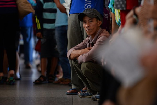 Hàng ngàn Việt kiều về ăn tết, sân bay kẹt cứng - Ảnh 8.