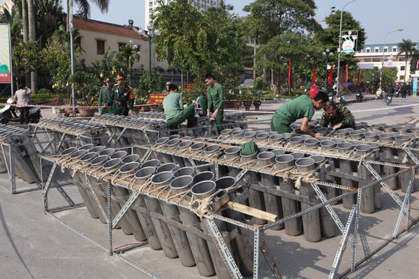 H&agrave; Nội: Trận địa ph&aacute;o hoa được bảo vệ nghi&ecirc;m ngặt trước giờ G - Ảnh 8.