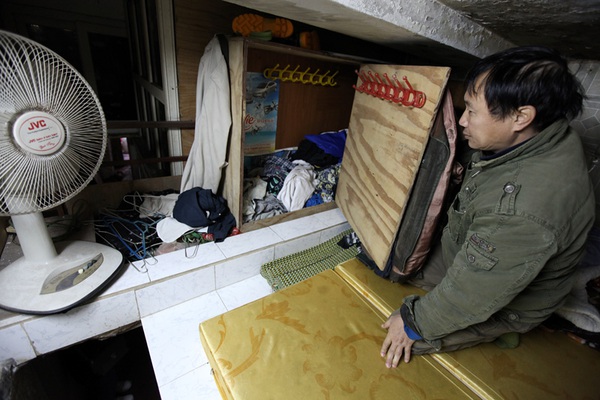 Nhà phố cổ 5m2: Đi phải bò, thay quần áo phải... nằm - Ảnh 8.