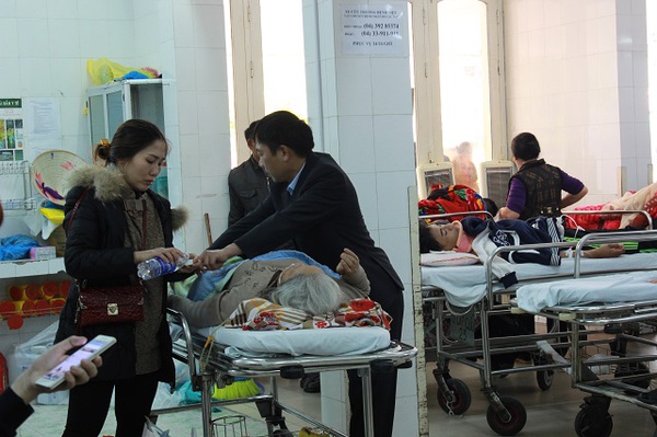Bệnh viện qu&aacute; tải Tết, bệnh nh&acirc;n nằm h&agrave;nh lang chờ cấp cứu - Ảnh 8.