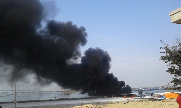 Ch&aacute;y t&agrave;u du lịch tr&ecirc;n cảng Cửa Đại, Hội An - Ảnh 7.