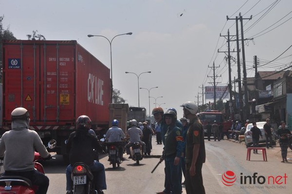 Ch&aacute;y ở Đại lộ B&igrave;nh Dương: Ph&aacute; tường, tiếp cận nhiều hướng để dập biển lửa - Ảnh 9.