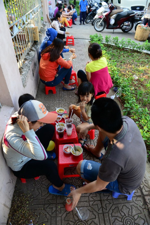 ​Mu&ocirc;n kiểu thức ăn đường phố mất vệ sinh - Ảnh 9.