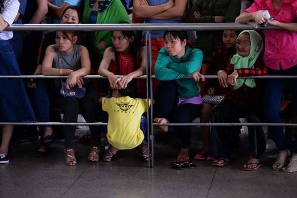 Hàng ngàn Việt kiều về ăn tết, sân bay kẹt cứng - Ảnh 9.