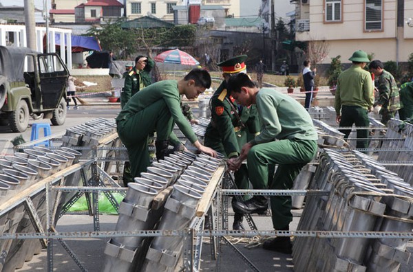 H&agrave; Nội: Trận địa ph&aacute;o hoa được bảo vệ nghi&ecirc;m ngặt trước giờ G - Ảnh 9.