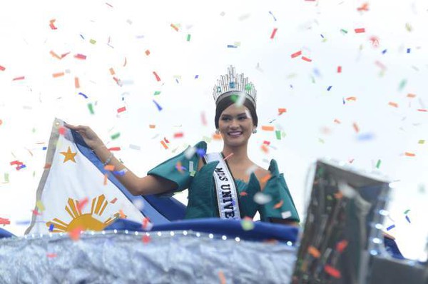 Choáng trước đoàn diễu hành tưng bừng mừng Hoa hậu Hoàn vũ 2015 về nước - Ảnh 6.