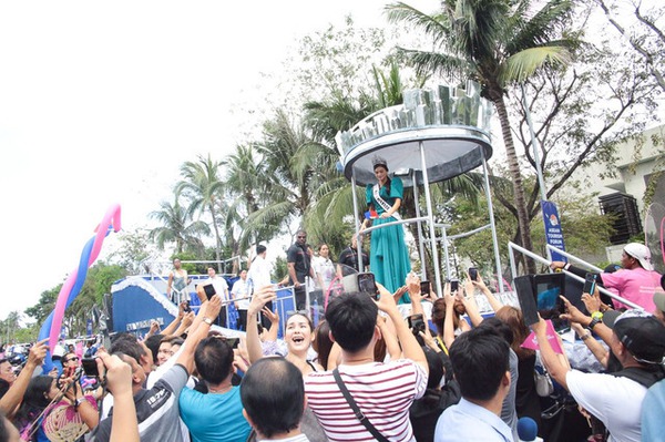 Choáng trước đoàn diễu hành tưng bừng mừng Hoa hậu Hoàn vũ 2015 về nước - Ảnh 13.