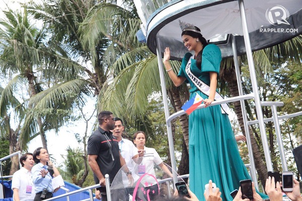 Choáng trước đoàn diễu hành tưng bừng mừng Hoa hậu Hoàn vũ 2015 về nước - Ảnh 12.