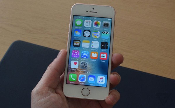 Cận cảnh iPhone SE v&agrave;ng hồng: Nhỏ m&agrave; c&oacute; v&otilde; - Ảnh 12.