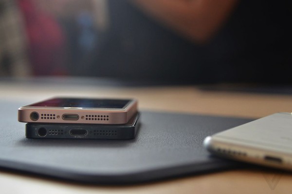 Cận cảnh iPhone SE vàng hồng: Nhỏ mà có võ - Ảnh 9.