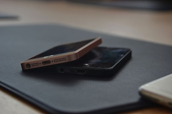 Cận cảnh iPhone SE vàng hồng: Nhỏ mà có võ - Ảnh 8.