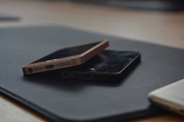 Cận cảnh iPhone SE v&agrave;ng hồng: Nhỏ m&agrave; c&oacute; v&otilde; - Ảnh 8.