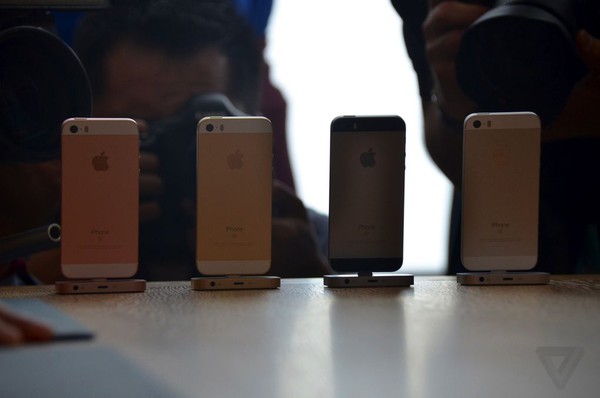 Cận cảnh iPhone SE vàng hồng: Nhỏ mà có võ - Ảnh 7.