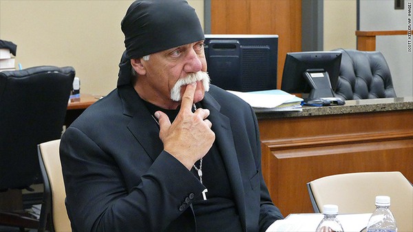 Ng&ocirc;i sao WWE Hulk Hogan bị ph&aacute;t t&aacute;n clip n&oacute;ng với vợ bạn th&acirc;n - Ảnh 1.