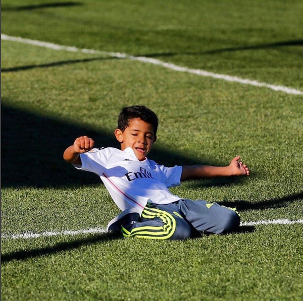 Ronaldo muốn con trai Cristiano Jr khoác áo Real Madrid - Ảnh 1.