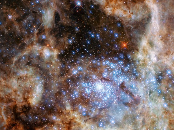 Tìm ra cụm sao sáng gấp 30 triệu lần Mặt trời - Ảnh 1.
