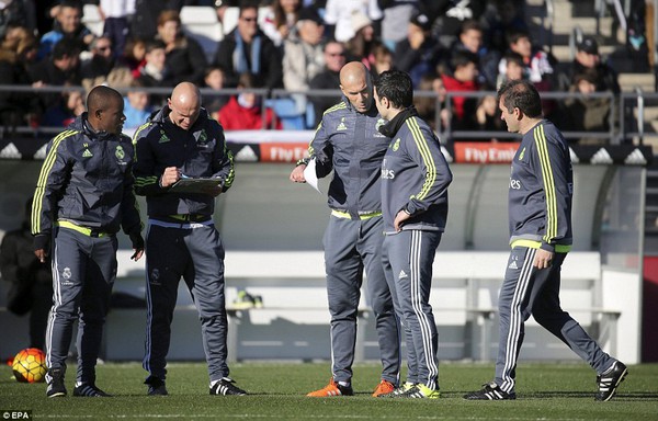 Zidane tận tình “phục vụ” Ronaldo trong buổi tập đầu tiên - Ảnh 3.