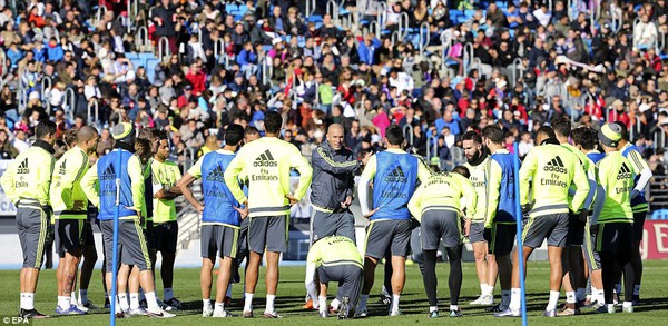 Zidane tận tình “phục vụ” Ronaldo trong buổi tập đầu tiên - Ảnh 9.