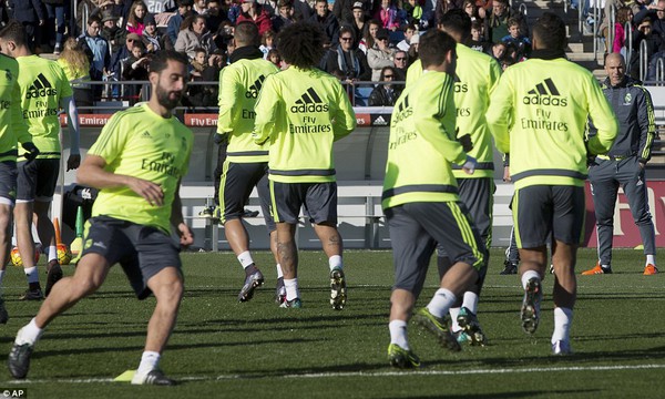 Zidane tận tình “phục vụ” Ronaldo trong buổi tập đầu tiên - Ảnh 8.