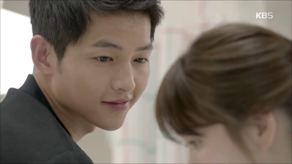 “Hậu Duệ Mặt Trời”: Song Joong Ki “say nắng” Song Hye Kyo từ cái nhìn đầu tiên - Ảnh 25.