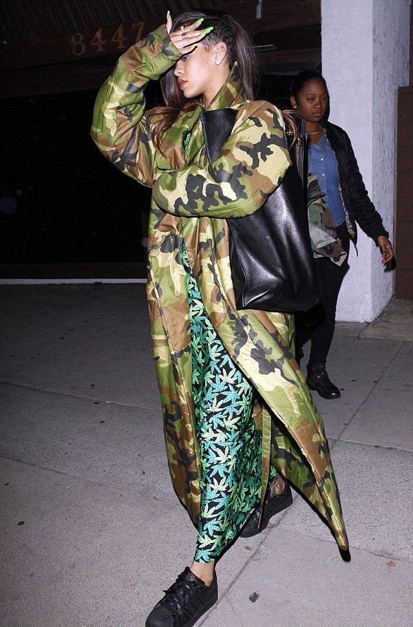 Rihanna - Nữ hoàng thời trang thể thao của Hollywood - Ảnh 11.