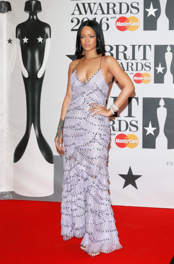 Người mẫu khoe dáng gợi cảm lấn át loạt sao trên thảm đỏ BRIT Awards 2016 - Ảnh 6.