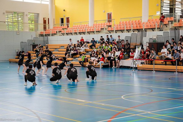 Xem không khí của buổi lễ khai mạc Giải cầu lông trường RMIT - Ảnh 4.