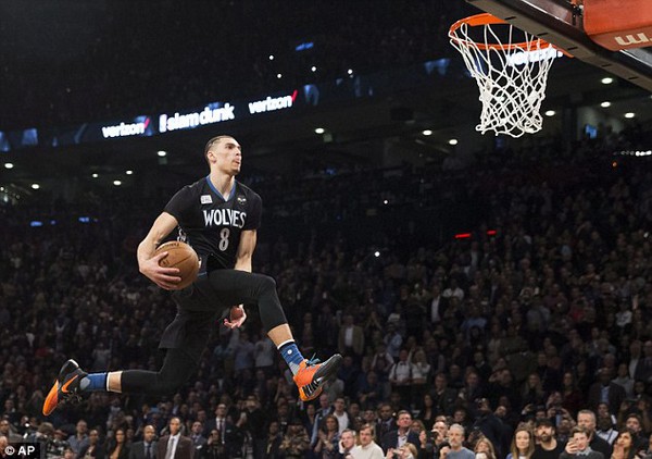 M&atilde;n nh&atilde;n với những m&agrave;n &uacute;p rổ kinh điển tại Slam Dunk Contest 2016 - Ảnh 1.