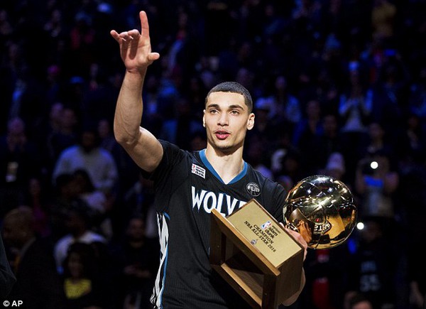 M&atilde;n nh&atilde;n với những m&agrave;n &uacute;p rổ kinh điển tại Slam Dunk Contest 2016 - Ảnh 4.