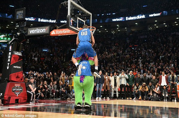 M&atilde;n nh&atilde;n với những m&agrave;n &uacute;p rổ kinh điển tại Slam Dunk Contest 2016 - Ảnh 2.
