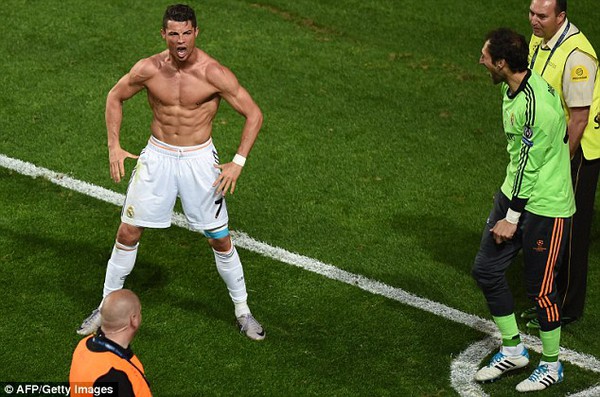 Ronaldo khoe body 6 múi dính đầy sơn để quảng cáo… đồ lót - Ảnh 5.