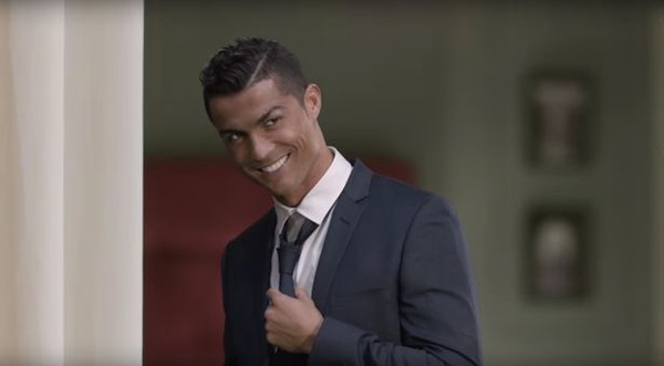 Hài hước: Cởi áo cưa mỹ nhân nhà hàng xóm, Ronaldo nhận kết cục cay đắng - Ảnh 2.