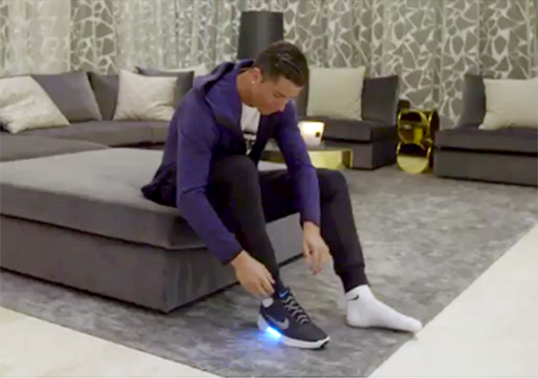 Ronaldo là người đầu tiên được thử mẫu giày ảo diệu này của Nike - Ảnh 2.