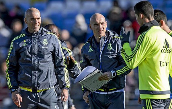 Zidane hứng ch&iacute; dạy Ronaldo s&uacute;t phạt - Ảnh 1.