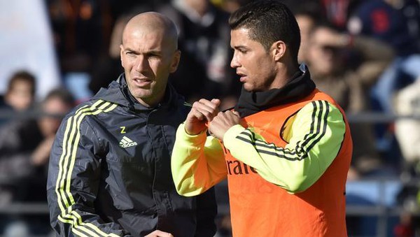 Zidane hứng ch&iacute; dạy Ronaldo s&uacute;t phạt - Ảnh 2.