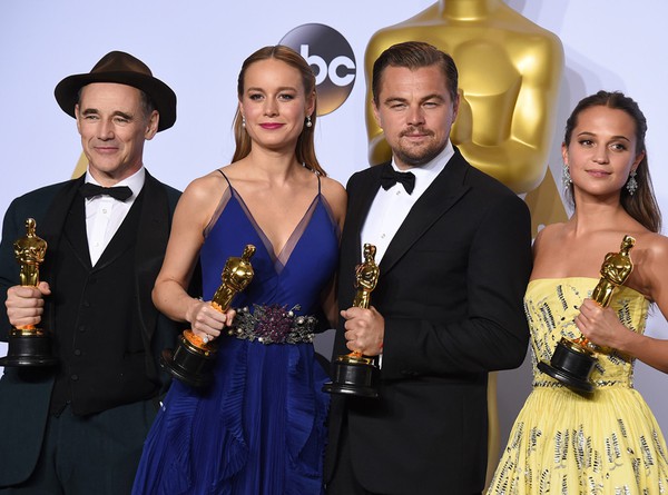 Leonardo DiCaprio bị nghi giơ ng&oacute;n giữa với Viện H&agrave;n L&acirc;m sau 4 lần hụt giải - Ảnh 2.